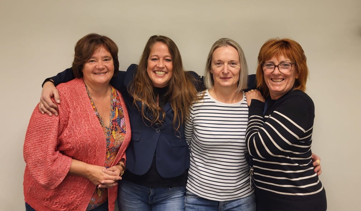 De syndicale ploeg ABVV-scheikunde Van links naar rechts. De Weerdt Hilde, Goven Judith, Serneels Jessie, Van Herck Annemie. Vermeylen Davy en Van Humbeeck Werner konden helaas niet aanwezig zijn op de dag van de fotoshoot.