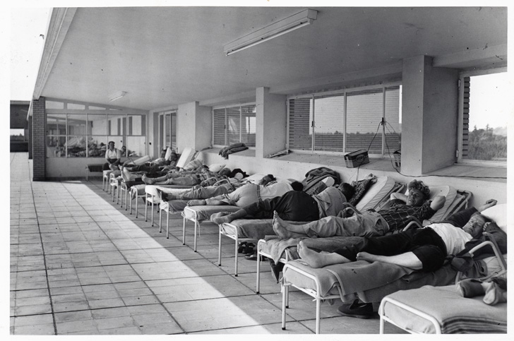 Siësta op het solarium van De Mick, jaren 1950. Foto: Amsab-ISG.