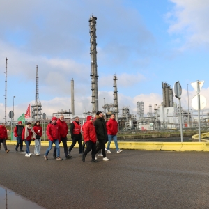 accg-news-20251120-concentration-de-militants-de-la-chimie-aux-portes-de-totalenergies-a-feluy.jpg