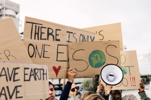 Klimaatnoodtoestand: onze levens zijn meer waard dan hun winsten - tijd voor een Europese richtlijn!
